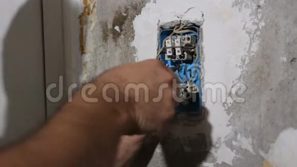 男性手在修理插座视频的预览图