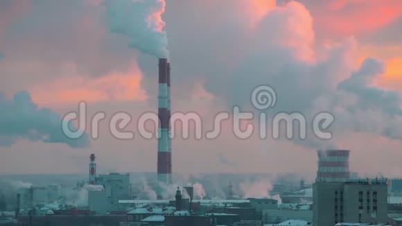 工业制造充满烟雾的城市生态问题冬天的时候日落视频的预览图