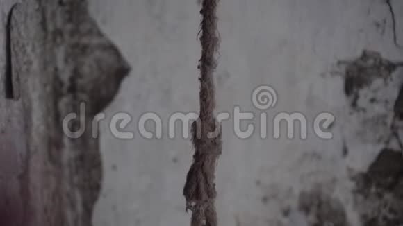 废弃房间里的一根旧的脏绳凄凉的气氛视频的预览图