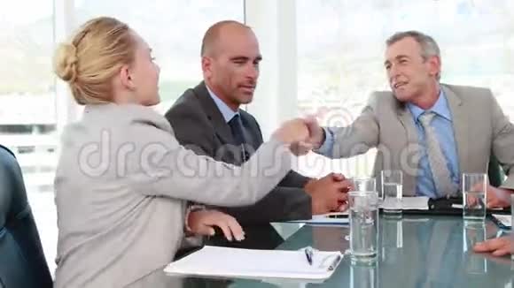 商务人士在会议中握手视频的预览图