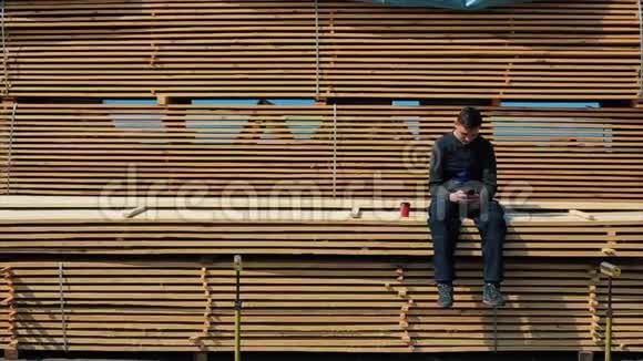 穿制服的工人坐在长木板上视频的预览图