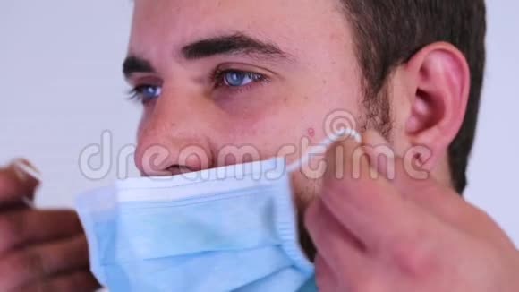 一位男性外科医生脸上戴着手术面具特写肖像视频的预览图