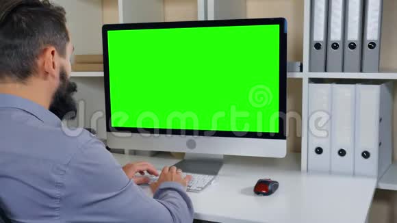 侧视工人使用PC视频的预览图