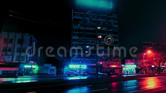 夜城霓虹灯的时间点在一个有房子商店汽车和道路的多雨冬夜视频的预览图