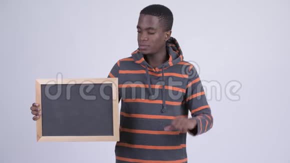 年轻有压力的非洲男子举着黑板竖起大拇指视频的预览图