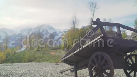 山的背景上的一辆马车车在山的背景上在山的背景上的两轮马车视频的预览图