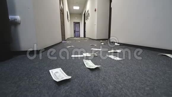 美元账单散落在酒店或办公室的地板上账单上的摄像头移动视频的预览图