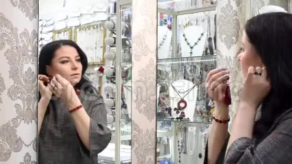 珠宝店里漂亮的女孩选择珠宝视频的预览图