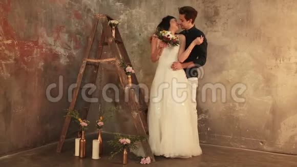 从吊灯上看婚礼夫妇的水晶摆在卧室里拍照视频的预览图