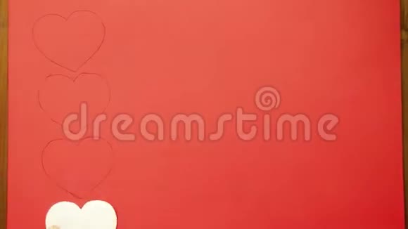 女孩用不同大小的红纸板画心时间跨度视频的预览图