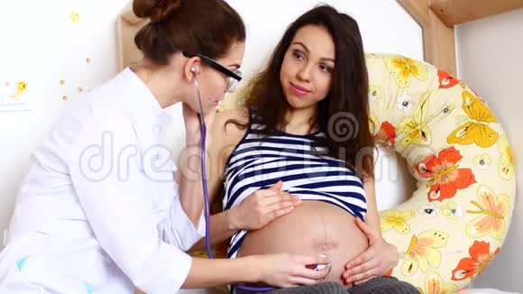 在医生的接待处怀孕了医生在听胃视频的预览图