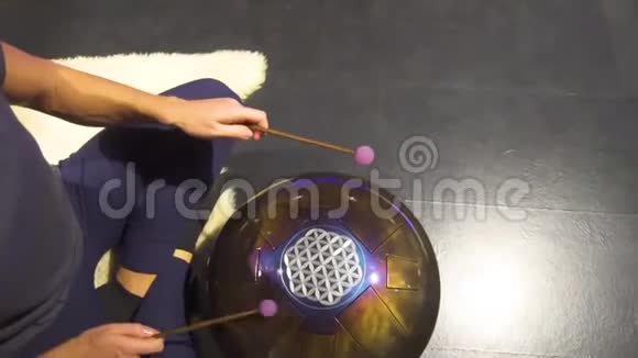 女人在冥想和放松练习中演奏冥想乐器鼓视频的预览图