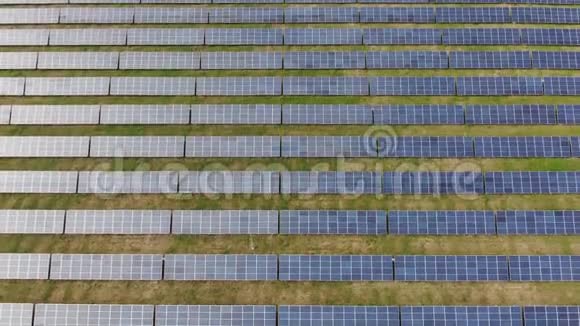 在太阳能发电站上空飞行一排排的电池板在电池间滑动视频的预览图