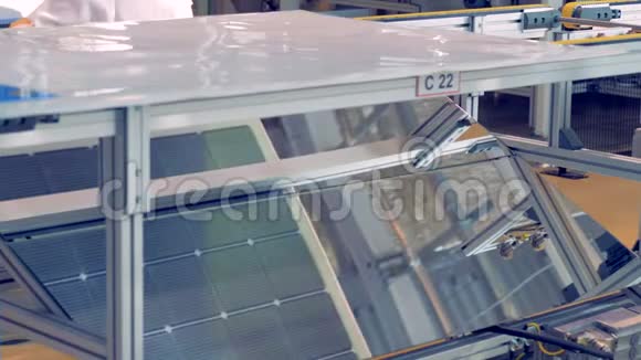 工厂现有太阳能电池板的输送视频的预览图