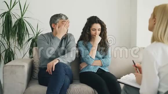 愤怒的男人和婚姻顾问争论和谈论他的妻子年轻夫妇访问专业心理学家视频的预览图