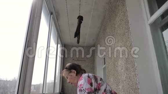 老女人在室外阳台或阳台上晾衣视频的预览图