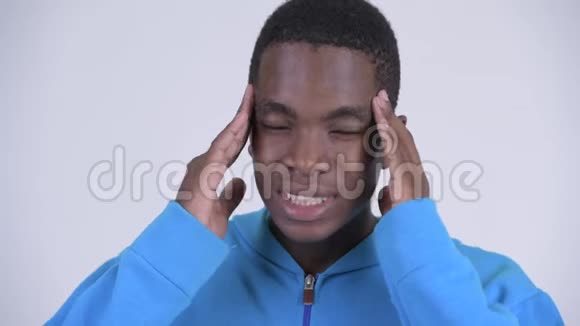 年轻有压力的非洲男人头痛的脸视频的预览图