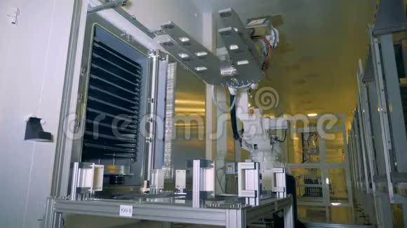 工厂设备机器人手臂移动大太阳能电池板关闭视频的预览图