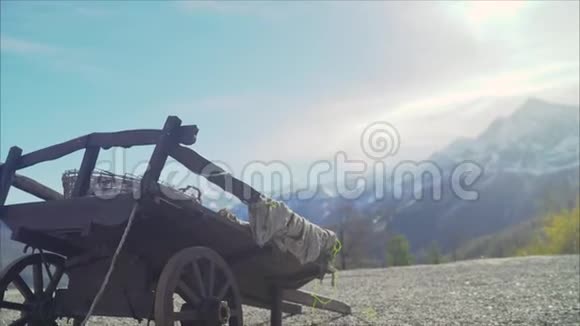 山的背景上的一辆马车车在山的背景上在山的背景上的两轮马车视频的预览图