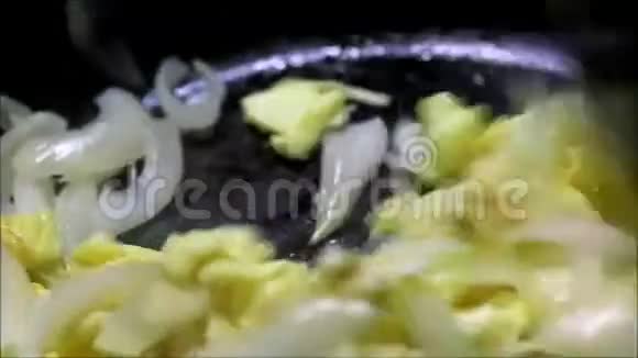 锅中煎洋葱和鸡蛋视频的预览图