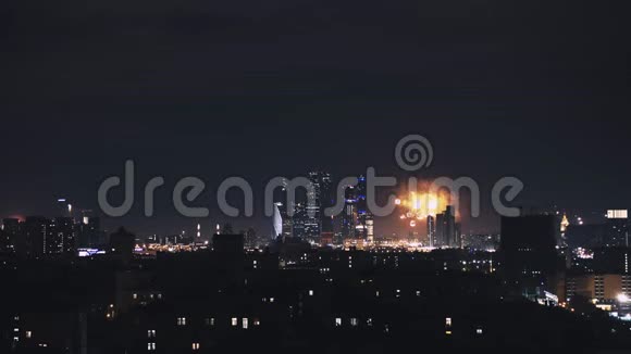 焰火期间晚上莫斯科实时全景拍摄莫斯科城市商务中心全景准备射击视频的预览图