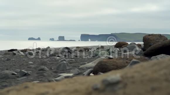 海上大型黑火山岩视频的预览图