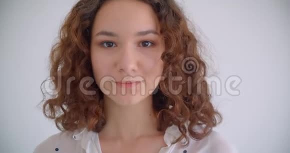 特写镜头年轻的漂亮长头发的白种人卷曲的女性在镜头前开心地摆着姿势视频的预览图