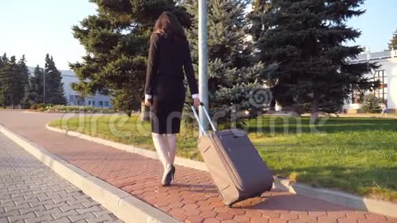面目全非的商务女性带着行李箱走到机场出差穿高跟鞋的女士视频的预览图
