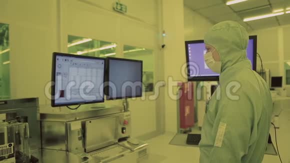 实验室里的工人清洁区纳米技术无菌西装蒙面scientist视频的预览图