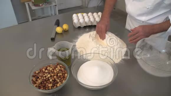 一位糕点师正在混合面粉和糖来制作16FDV的糕点视频的预览图