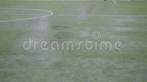 在足球营地下雨视频的预览图