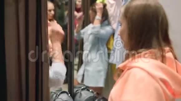 女朋友一起购物穿着牛仔布的年轻美女视频的预览图