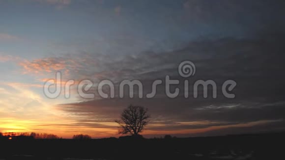 美丽的橙色日落越过白俄罗斯的田野夕阳和美丽的云彩越过两极日落的天空视频的预览图