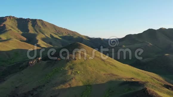 日落时约尔谷的山景视频的预览图