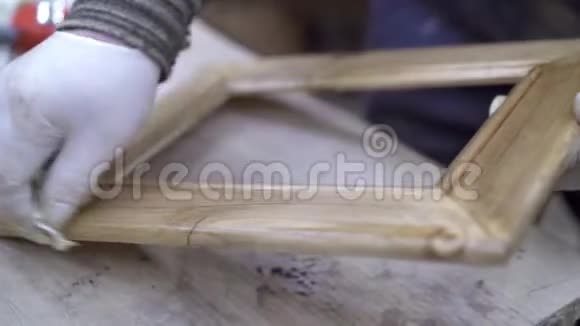 男性手在木艺工作室抛光清洁木架视频的预览图