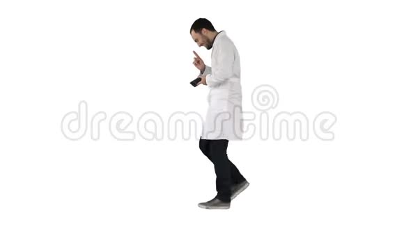 在白色背景上行走着迷人的笑医生视频的预览图