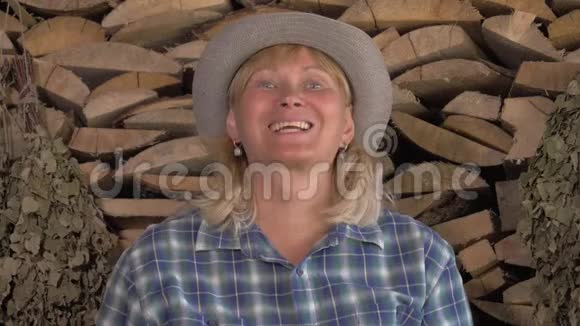 折柴背景下的女农夫正捧着一个成熟的南瓜视频的预览图