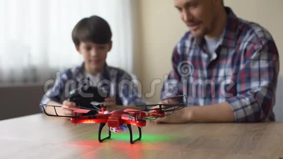 高端科技玩具小男孩在家操作四翼飞机玩得开心视频的预览图