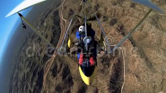 滑翔机在丛林上空的大倾角视频的预览图