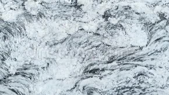 冰冻河流的空中景色梦幻冰质地冷链水冰的碎片伸出锋利的边缘视频的预览图