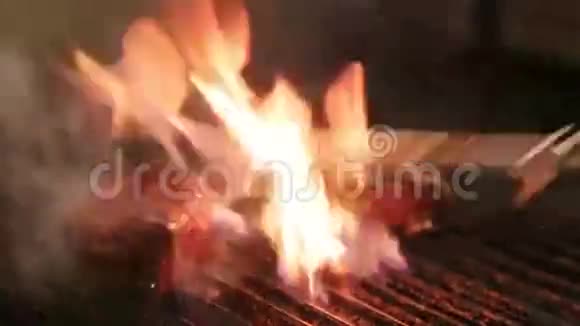 厨师在烤架上高温烤肉视频的预览图