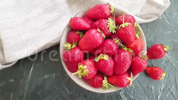 新鲜草莓在混凝土背景下缓慢运动视频的预览图