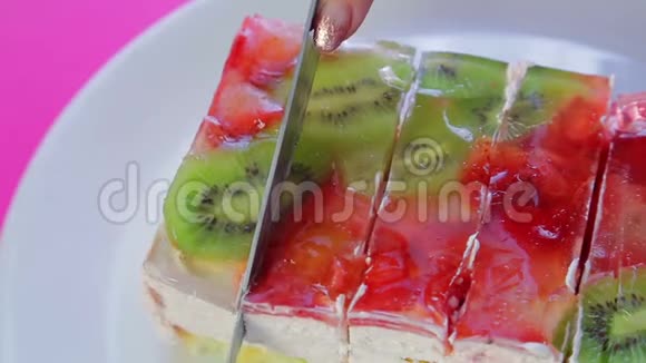 女手持刀切水果蛋糕成片视频的预览图