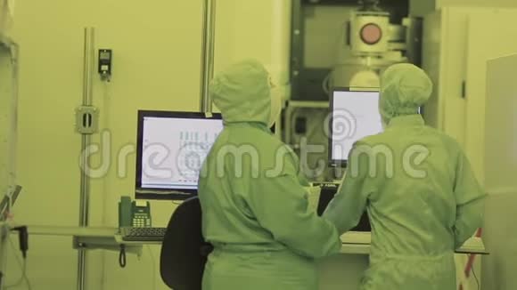 实验室里有两个工人清洁区纳米技术无菌西装蒙面scientist视频的预览图