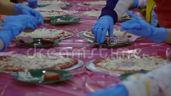 孩子们做比萨饼儿童烹饪披萨大师班意大利菜慢动作视频的预览图
