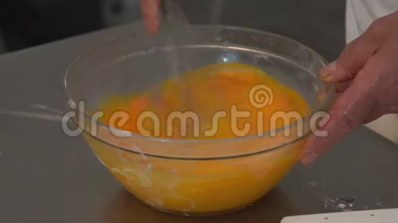 一位糕点厨师正在混合许多鸡蛋来制作糕点视频的预览图