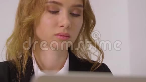 有吸引力的商业女性在笔记本电脑上工作视频的预览图