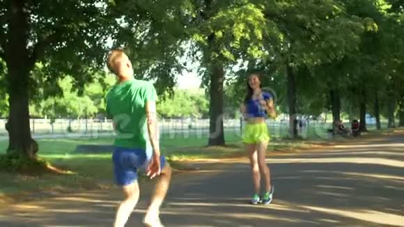 健康的运动员跑步后饮水视频的预览图