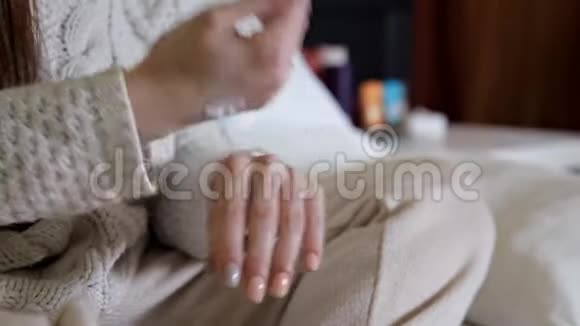 美丽人与健康理念年轻女性干净整洁的双手涂抹护手霜皮肤护理视频的预览图