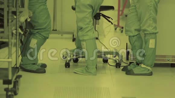 实验室里有三个工人清洁区纳米技术无菌西装蒙面scientist视频的预览图